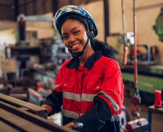 Trabalhadora feliz com o benefício do Exmed Empresas