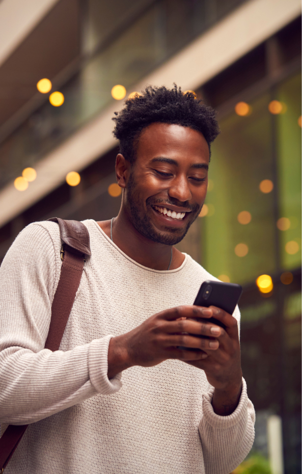 Homem negro segurando um smartphone com o app da Exmed