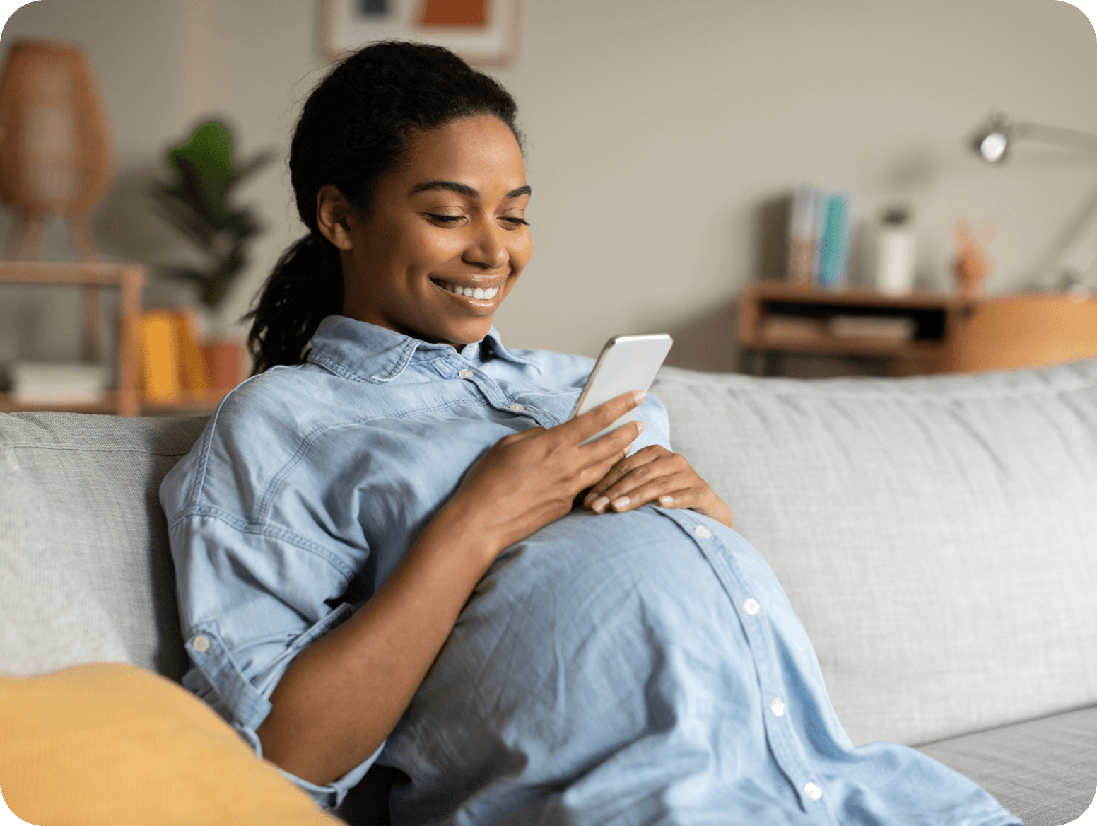 Mulher grávida marcando os exames do pré-natal pelo app da exmed